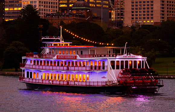 Be dazzled by the magnificent Showboat,a combo of cruise,dinner and show